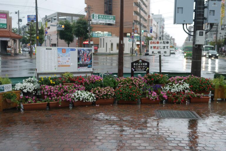 地下鉄麻生駅1番出口付近の五叉路ミニガーデン