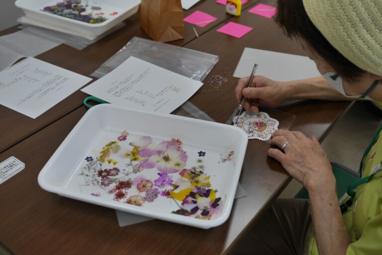 コースターに押し花を並べている様子