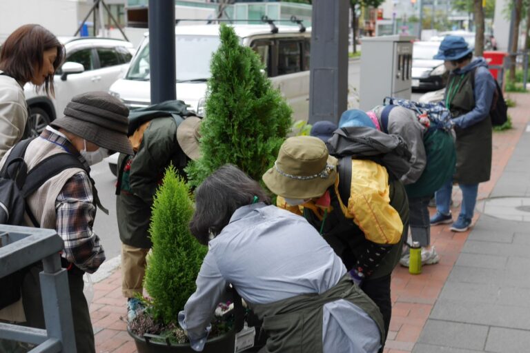 企業前に設置しているプランターをメンテナンスする様子