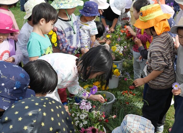 花を選んでいる