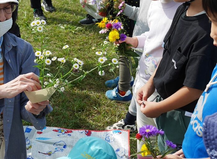 花束を渡している