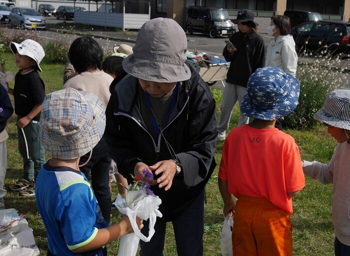園児たちと会の交流の様子