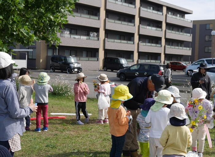 シャボン玉遊びをしている