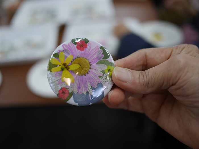 あざやかな花で作った缶バッジ
