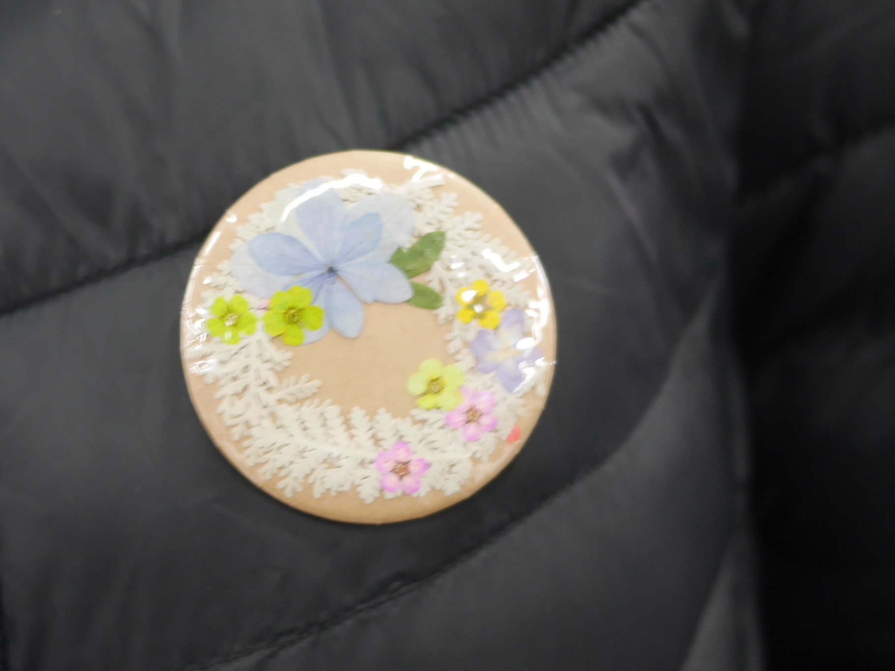 葉っぱをリースのように並べた作品