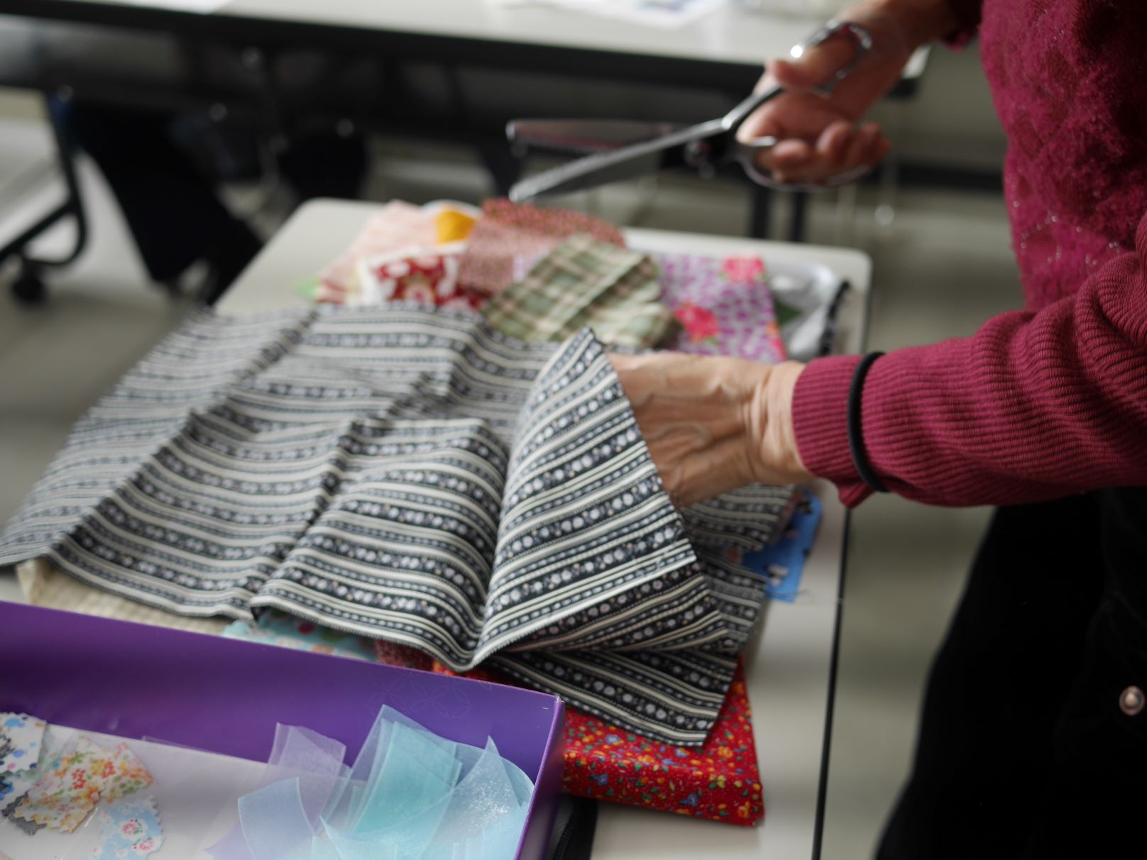 端切れを切っている様子