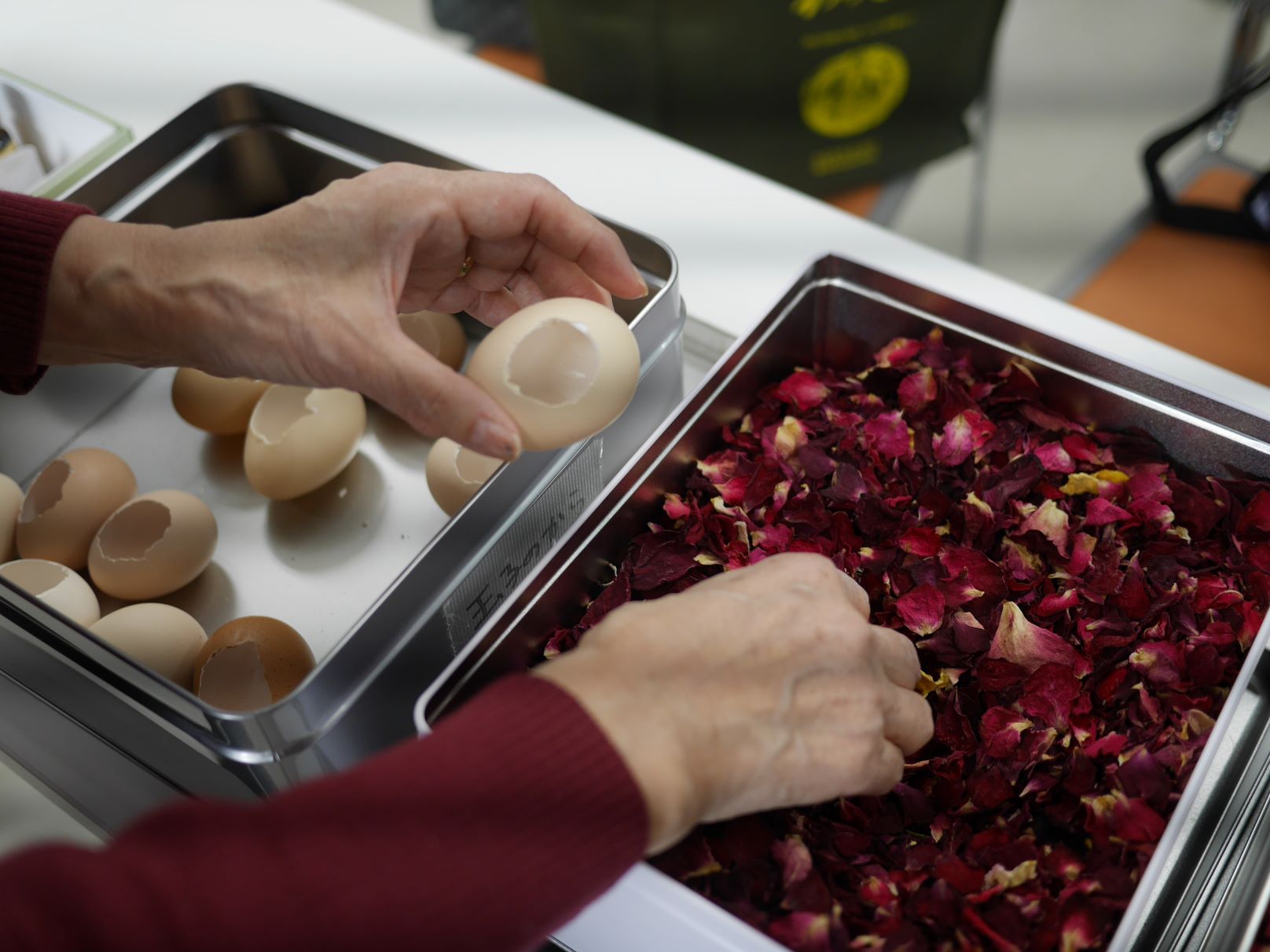 卵にポプリを詰める様子