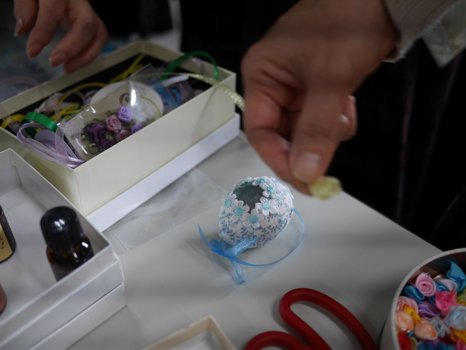 ポプリエッグをデコっているところ