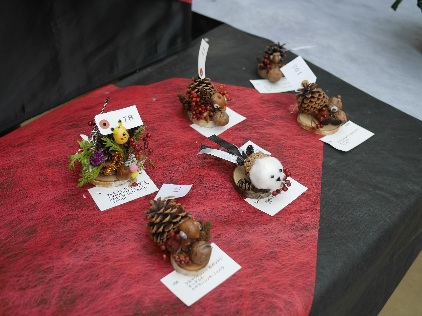 小さな動物型の飾りたち