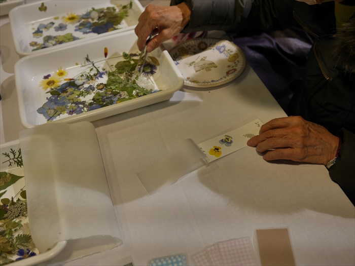 押し花しおり作りの様子