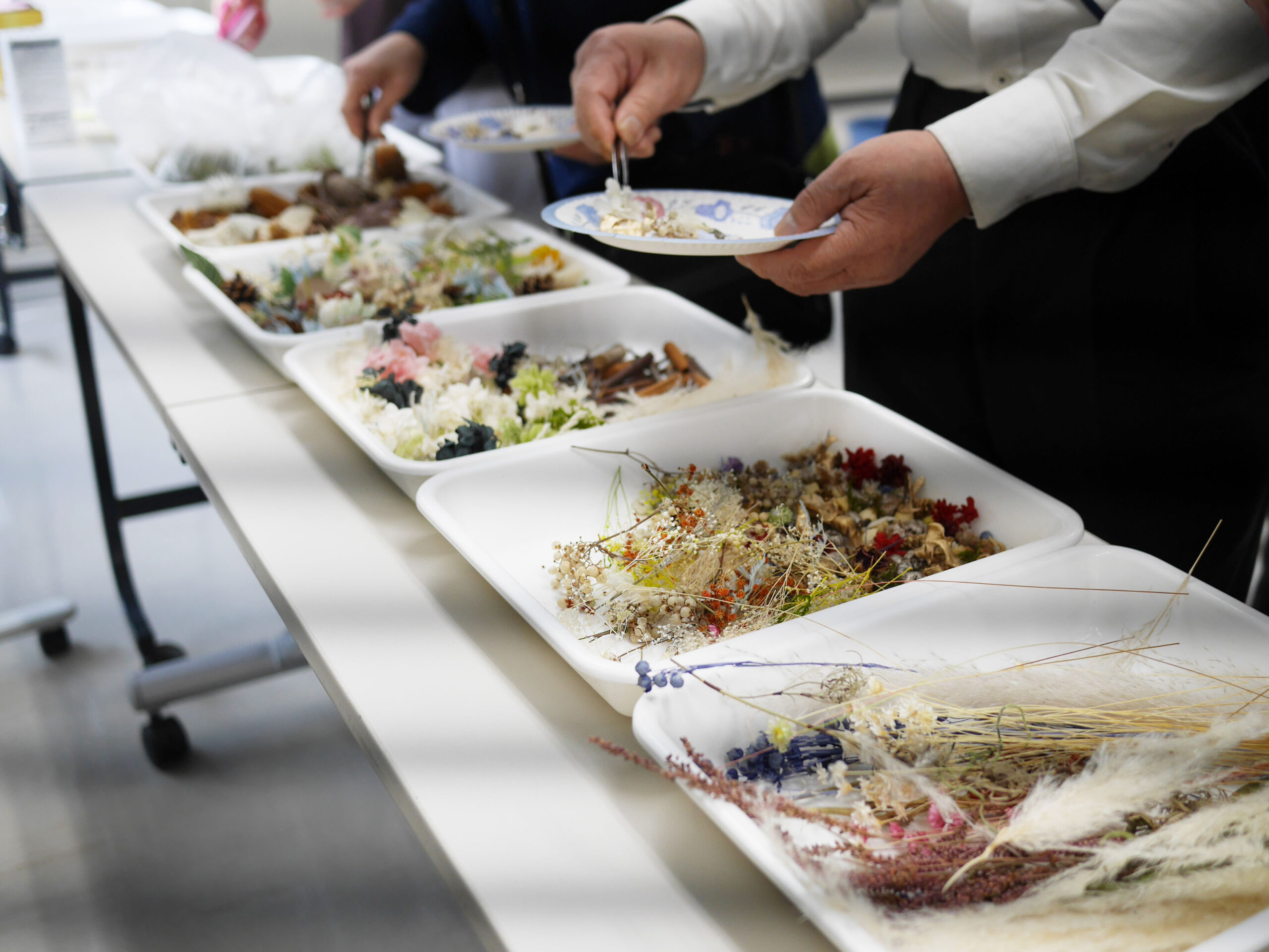 花材を選ぶ様子