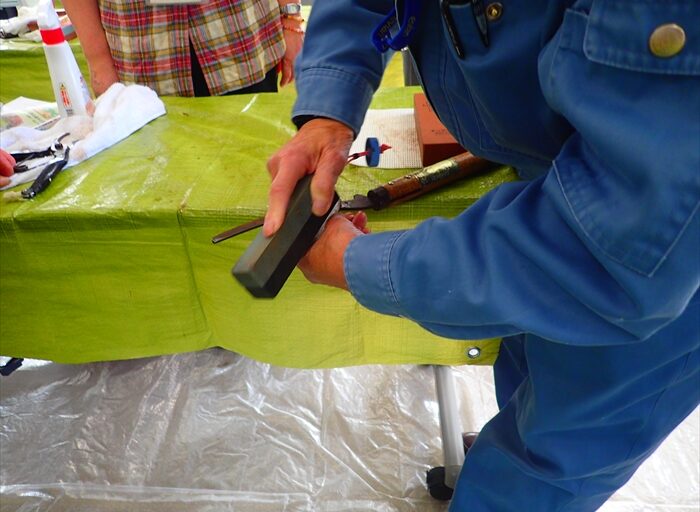 ハサミの形によって砥石を変えている