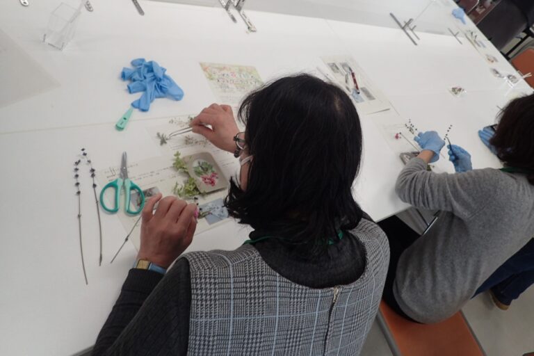 ワックスにドライフラワーを並べているところ