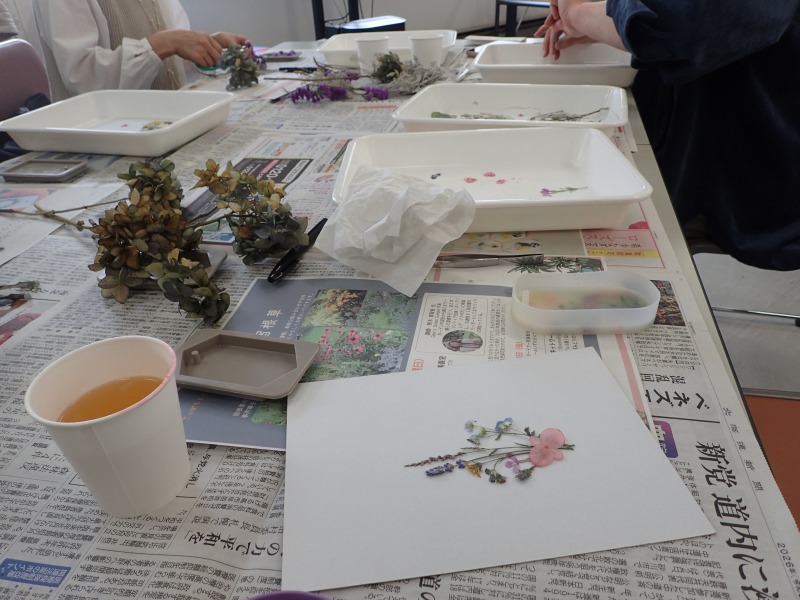 押し花の配置を考えている