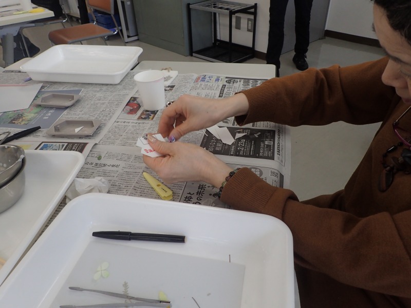 牛乳パックを切ってプランツネームを作っている