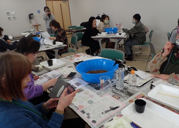 各テーブルで話し合っている様子