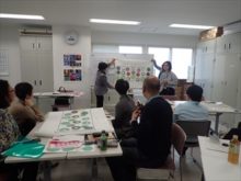 できたデザインを発表しているところ