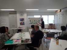 できたデザインを発表しているところ