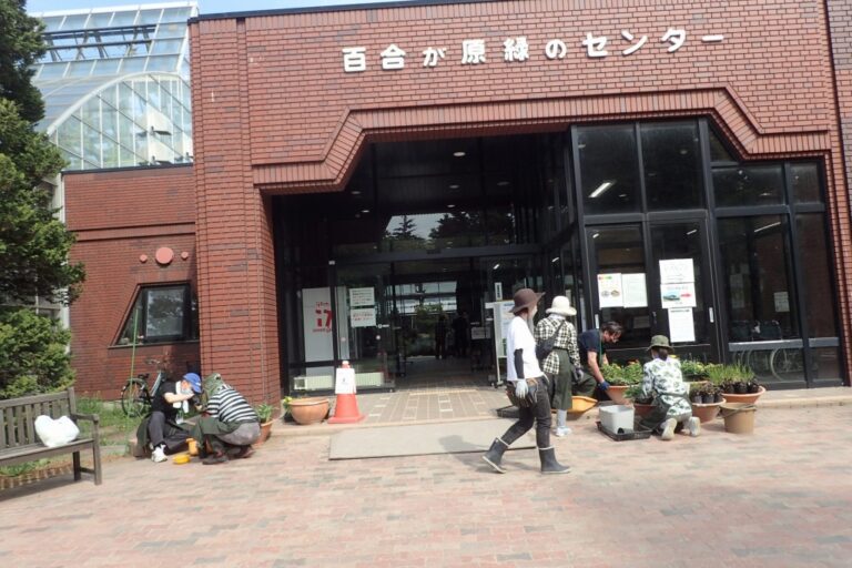 緑のセンター前のコンテナ