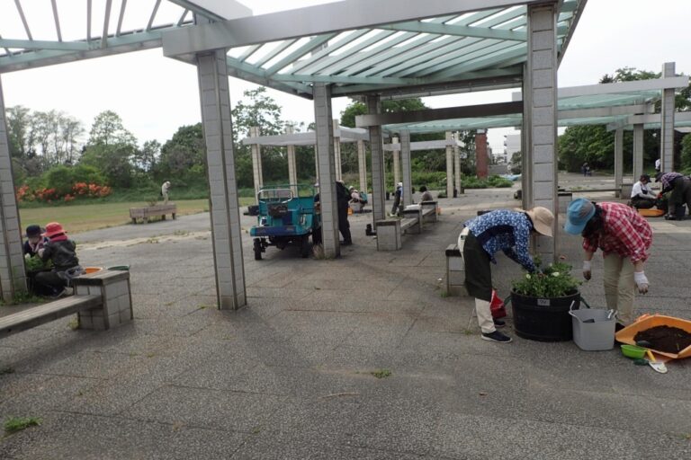 芝生広場前のコンテナ