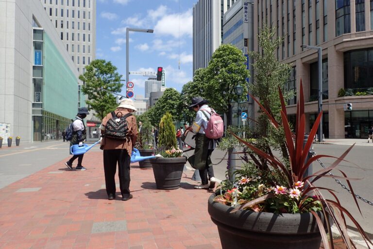 札幌駅前通に設置されているフラワープランターのようす