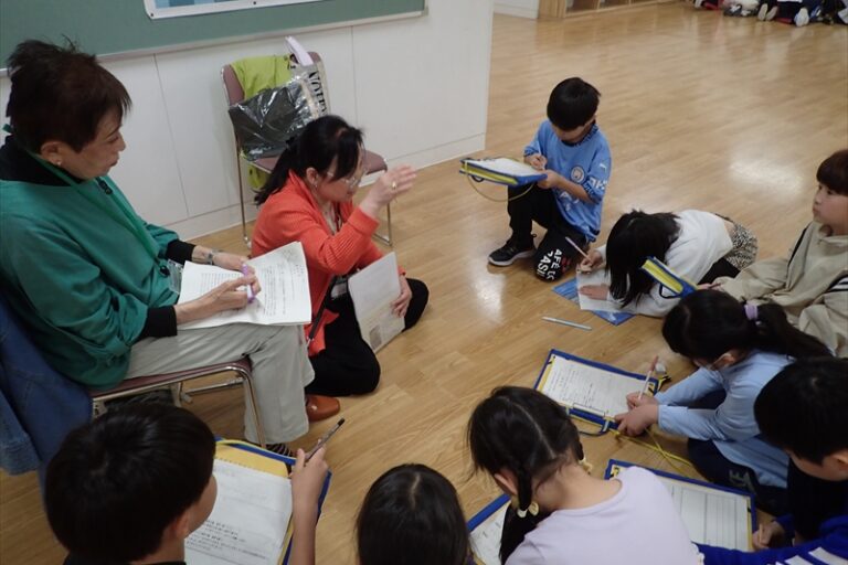 活動紹介をしている