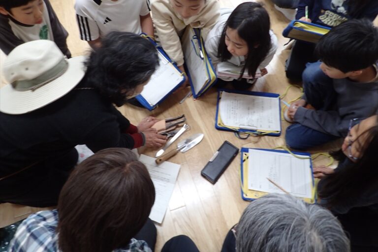 園芸道具を持参して説明している