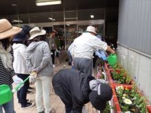 水やりの指導をしているところ