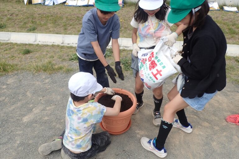 土の準備をしている