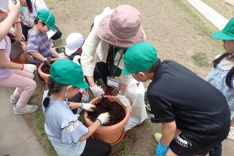 植え方を教えている