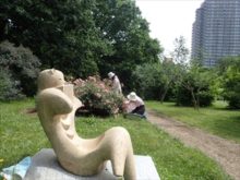 彫刻とバラ花壇