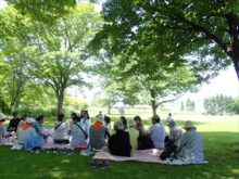 木陰で茶話会をしている様子