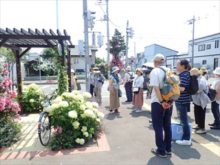 花さんぽストリートの説明を受けているところ
