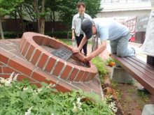 公園の中のお掃除をしているところ