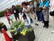 谷口さんとコンテナの植物の生育を確認しているところ