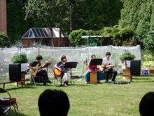 大学の軽音楽部のバンド演奏