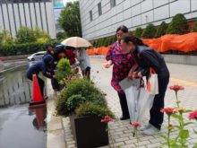 インターンの学生に花の説明をしているところ