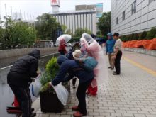 学生と一緒にメンテナンスしているところ