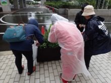 雨の中メンテナンスをしているところ