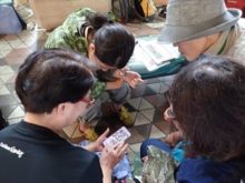 携帯の写真をみせているところ