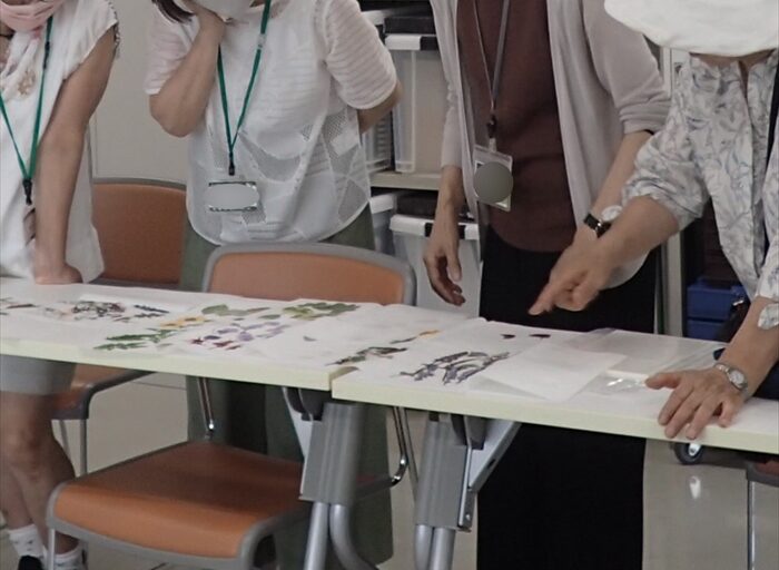 押し花を前にして会話をしている