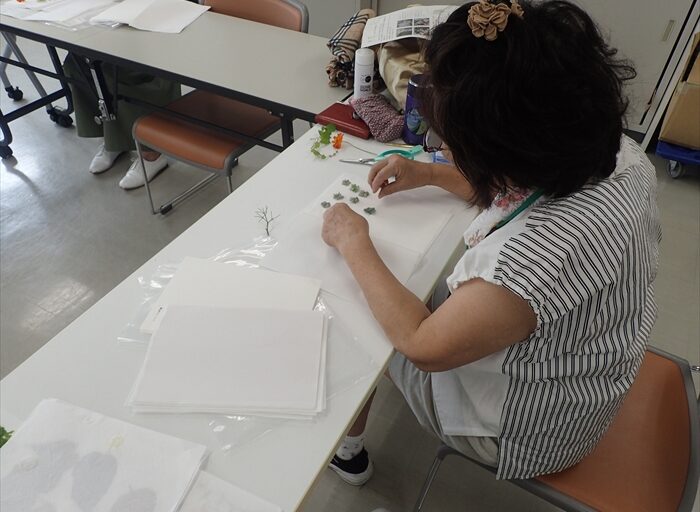 キバナコスモスなどの押し花を作っている