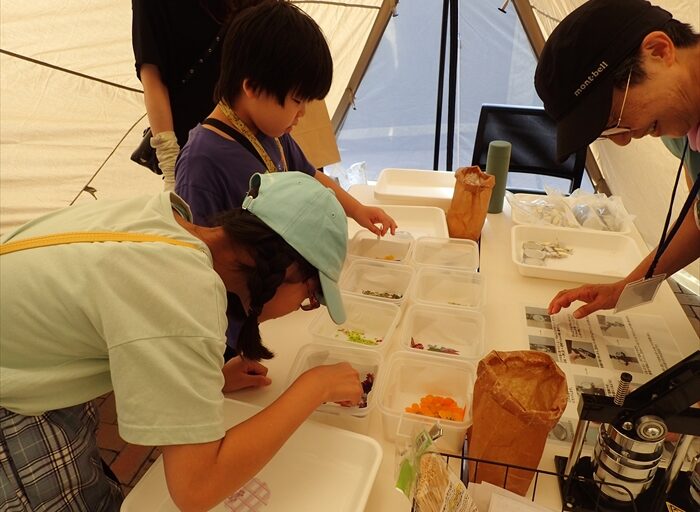 缶バッジつくりの様子