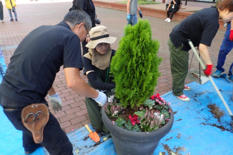 並べ方のアドバイスをもらっている様子