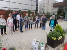 全員で5つのコンテナをみているところ