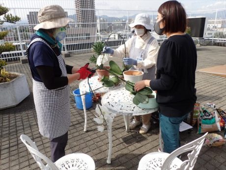 屋上での技術指導派遣の様子