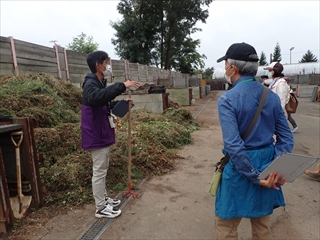 堆肥場での説明の様子