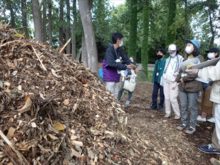 チップ野山の前での説明の様子