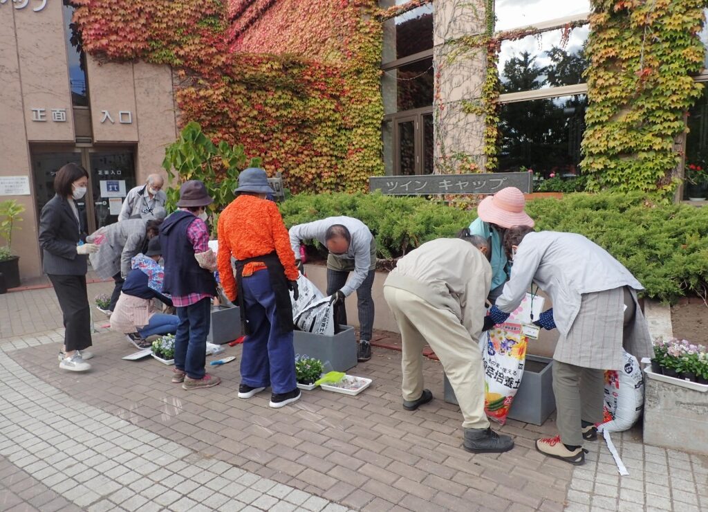 コンテナへ土入れ