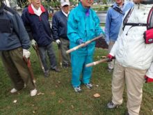 スコップの柄を持ったシーズネットのメンバーさん